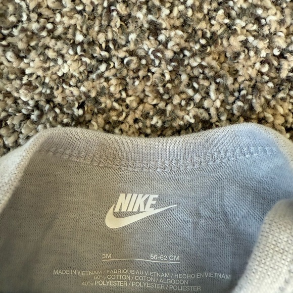 Nike Baby Girl Gray Bodysuit Onesie SIZE 0-3 Months - Picture 2 of 3
